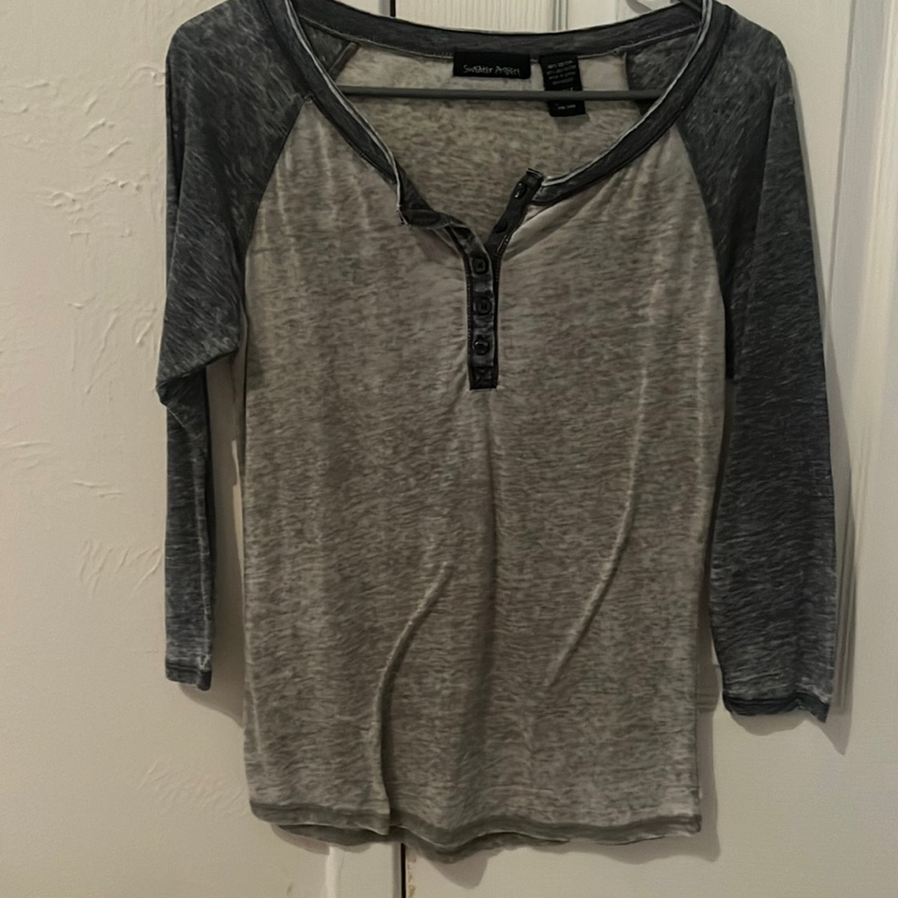 L 3/4 sleeve button downed shirt.